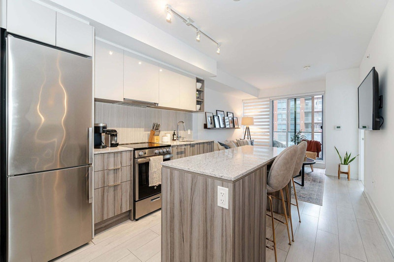 For Rent In Toronto 1 Bed + Den Condo w/ Parking near Yorkdale Long