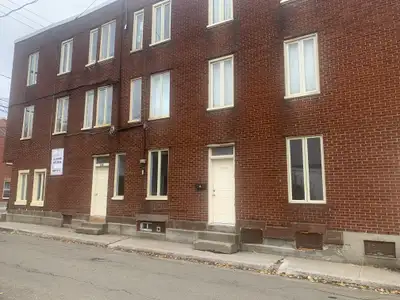 3 1/2 à louer pour juillet! Non-chauffé et non-éclairé, près de tous les services à pied (entre autr...