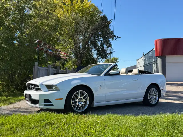 2014 Ford Mustang Premium Convertible **ONLY 125,000KMS!**