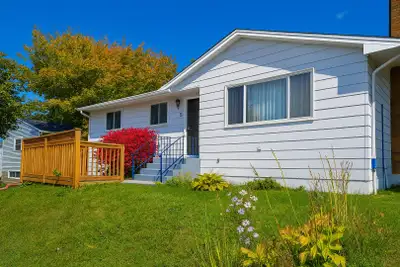 Fully furnished and equipped family bungalow situated on quiet cul-de-sac in well established Dartmo...
