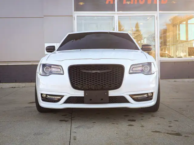 2017 Chrysler 300604579847378063362