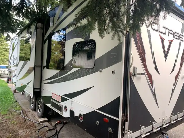 2014 Dutchmen Voltage V3200 TOY HAULER 36' OAL 10'GARAGE in Cargo & Utility Trailers in Guelph - Image 13