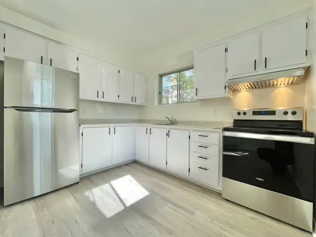 4.5-room Apartment - Longueuil - Appliances + Parking Included - Available Now!