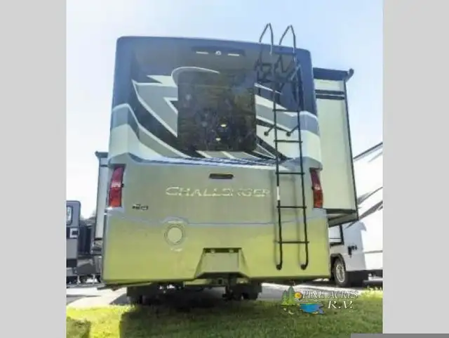 2022 Thor Motor Coach Challenger 35MQ only 6,310 Miles in RVs & Motorhomes in Moncton - Image 9