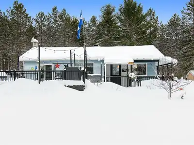 Charming 2-bedroom home located in the heart of the village of Kazabazua, close to snowmobile trails...