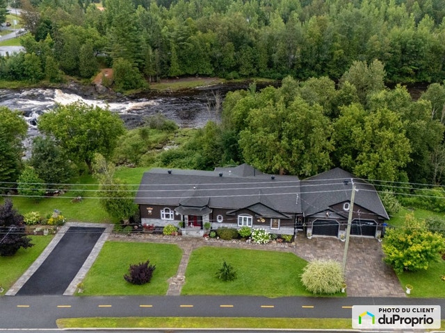 $949,000 - Bungalow for sale in Disraeli — photo 1