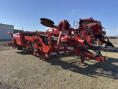 2019 Spudnik 6140 This 2019 model is equipped with 32” row spacing and dual discharge for efficient...