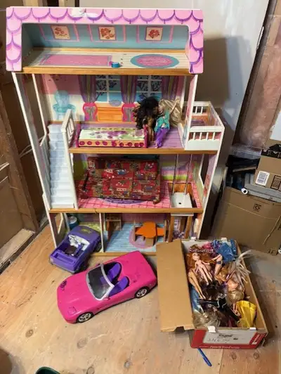 Comes with everything pictured. Christmas is coming!