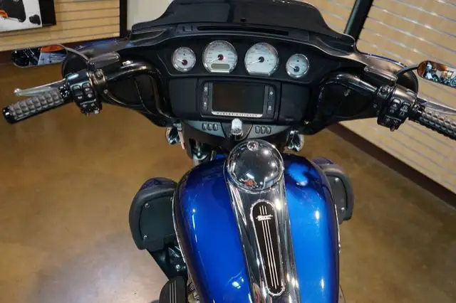 2017 Harley-Davidson FLHX - Street Glide in Sport Touring in Lethbridge - Image 12