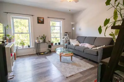 **BEAUTIFUL** 1 BEDROOM UPPER UNIT IN ST. CATHARINES!!