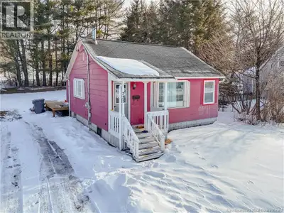 Welcome to easy, one-level living in the heart of Devon: 733 MacLaren Avenue, a classic minimalist d...