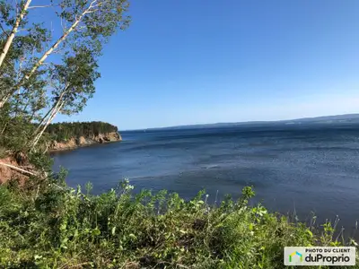 MAGNIFIQUE terrain sur le bord de la Baie de Gaspé offrant plusieurs possibilités d'aménagements que...