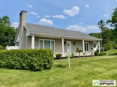 Découvrez cette élégante maison unifamiliale, située dans un quartier prisé de Chicoutimi, parfaite...