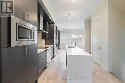 This stylish 3-bedroom, 3-bathroom townhouse offers modern finishes and a spacious layout in Oakvill...