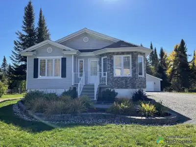 Magnifique maison unifamiliale très lumineuse dans un secteur paisible sans voisin à l'arrière. Gran...