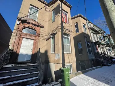 Discover this spacious, fully furnished onebedroom apartment located in the heart of Uptown. Designe...