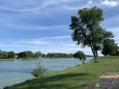 Chaleureuse, lumineuse et vaste propriété avec garage double en bordure de la rivière Richelieu. 4 c...