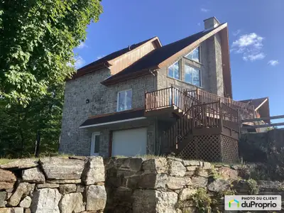 Magnifique propriété unique à vendre sur le bord du Lac Chaud (8 km de long, 20 km de circonférence)...