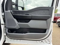 This Ford Super Duty F-350 SRW delivers a Intercooled Turbo Diesel V-8 6.7 L/406 engine powering thi... (image 8)