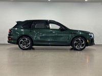 Découvrez le parfait équilibre entre luxe, performance et prestige avec ce magnifique Bentley Bentay... (image 8)