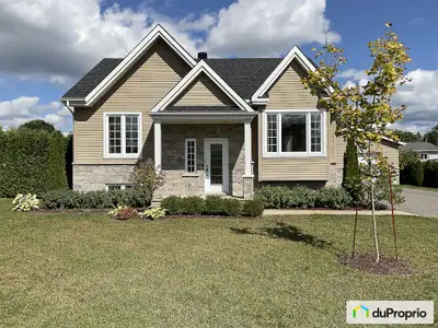 Magnifique bungalow situé en plein coeur de Ste-Mélanie dans un secteur paisible et familial. Vous r...