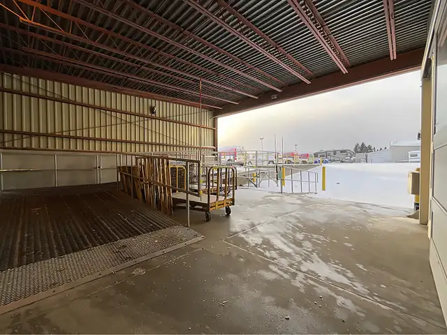 LOCAL INDUSTRIEL À LOUER À JONQUIÈRE – DE 400 À 10 500 PI² in Storage & Parking for Rent in Saguenay - Image 3
