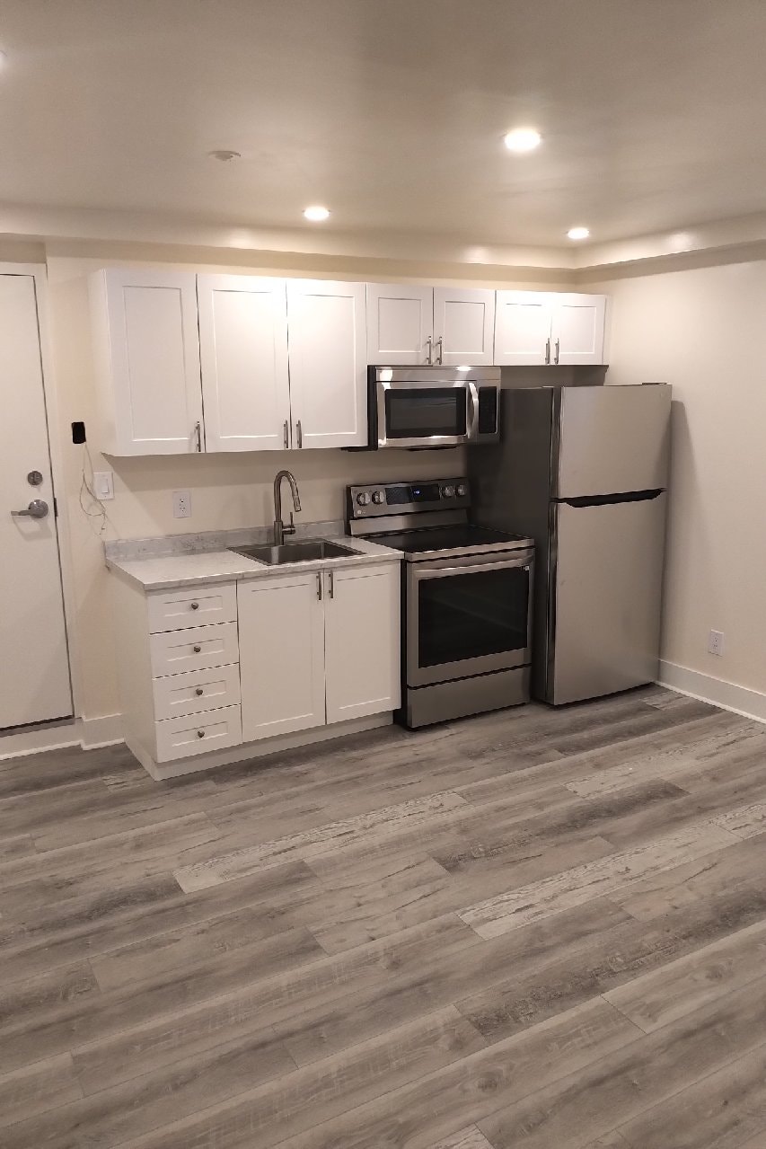 Fully Renovated Studio Apartment – Private Yard – Utilities Incl 1