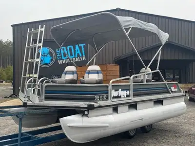 PERFECT ENTRY LEVEL PONTOON! GOOD RUNNING 40HP MERCURY - 140 PSI IN BOTH CYLINDERS RATED FOR 4 PEOPL...