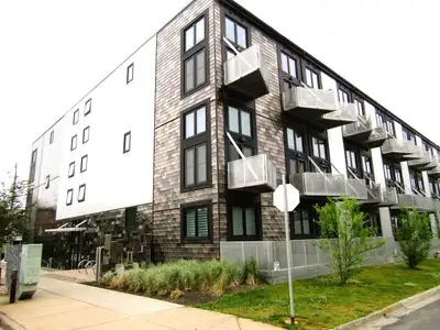 22-136 Luxury condo in Q-Lofts. Furnished. Utilities included.