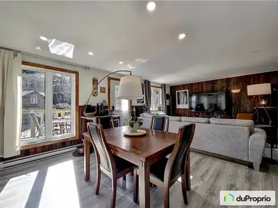 Jolie petite maison, style chalet-suisse, avec grand balcon-terrasse à vendre. Située dans un des pl...