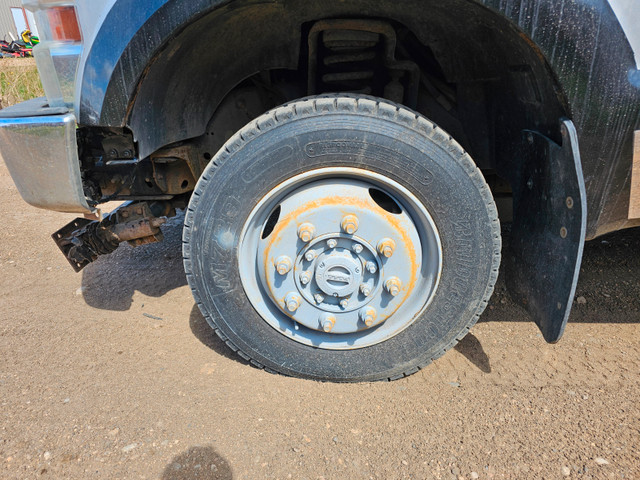 2009 Ford F350 4X4 Flat Deck 5.4L V8 in Cars & Trucks in Prince Albert - Image 4