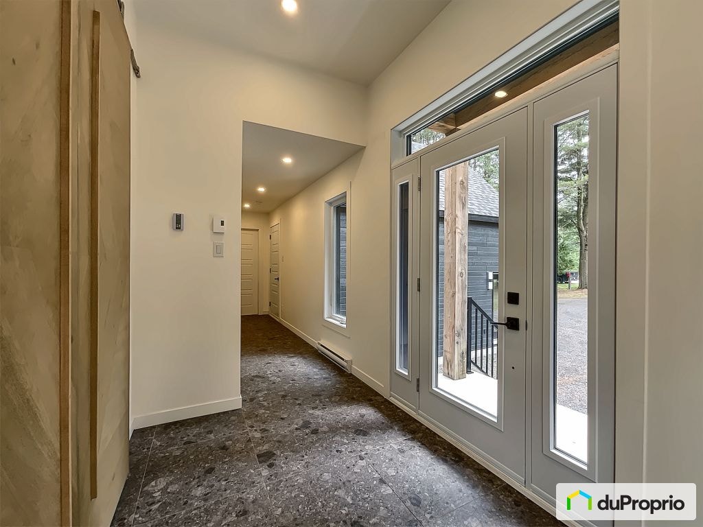 $759,000 - 2 Storey for sale in St-Bonaventure — photo 2