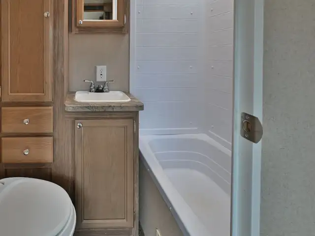 2017 Revere 28QB in Travel Trailers & Campers in St. Albert - Image 13