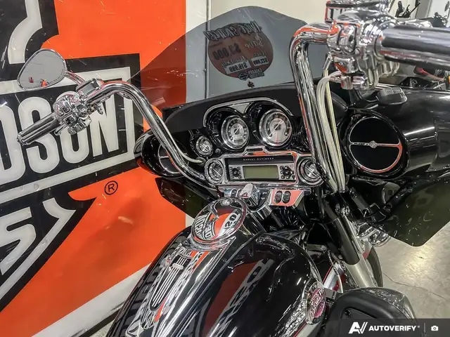 2006 Harley-Davidson FLHTCUSE CVO ULTRA CLASSIC in Sport Touring in Calgary - Image 14