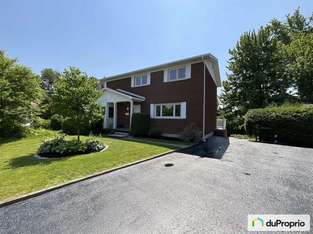 $411,000 - Semi-detached in Sherbrooke (Jacques-Cartier) — photo 1