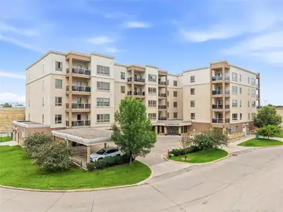1H//Winnipeg/See it today, offers July 13th eve. Fantastic corner suite location with south and west...
