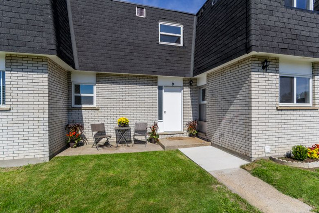 4 Bedroom Townhouse with Front Patio & Backyard in Long Term Rentals in Sudbury - Image 3