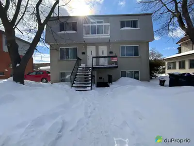 Triplex à revenu à vendre dans le Vieux-Longueuil près de tous les services, plusieurs lignes d'auto...