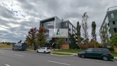 Superbe condo moderne, entièrement meublé à louer au Dix30 (Brossard) Situé au coeur du DIX30, ce ma...