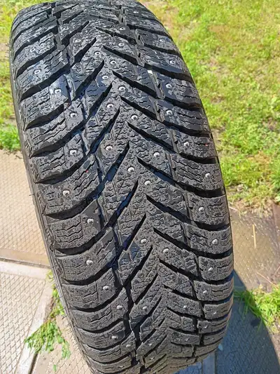 Pneus d'hivers Nokian Hakkapeliitta 10 SUV clouté en usine 215/70R16 presque neuf, on servi 1/2 hive...