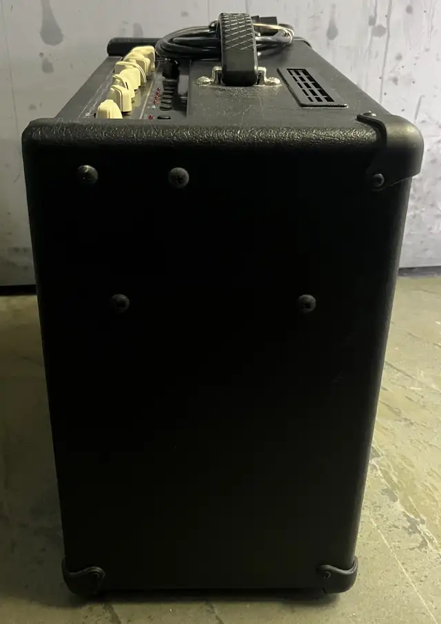 Vox VT15 - Valvetronix 15 Watt Combo Amp in Amps & Pedals in Mississauga / Peel Region - Image 6