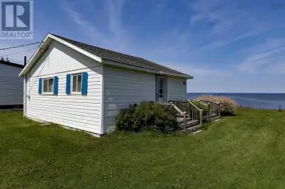 Oceanfront Cottage on the Northumberland Strait! Discover your perfect retreat with this charming oc...