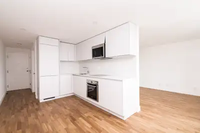 Renovated Bachelor, Queen and Bathurst - ID 3926