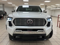Efficiency and utility come together in this 2025 Toyota Tacoma HYBRID, a pre-owned pickup that brin... (image 7)