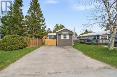 Welcome to 25-529 Old Highway 2 in the welcoming community of Bayview Estate! This move-in-ready mob...