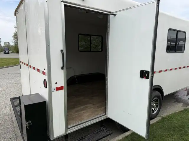 2025 shuttle Office 20-Foot Mobile Office Trailer in Cargo & Utility Trailers in Richmond - Image 13
