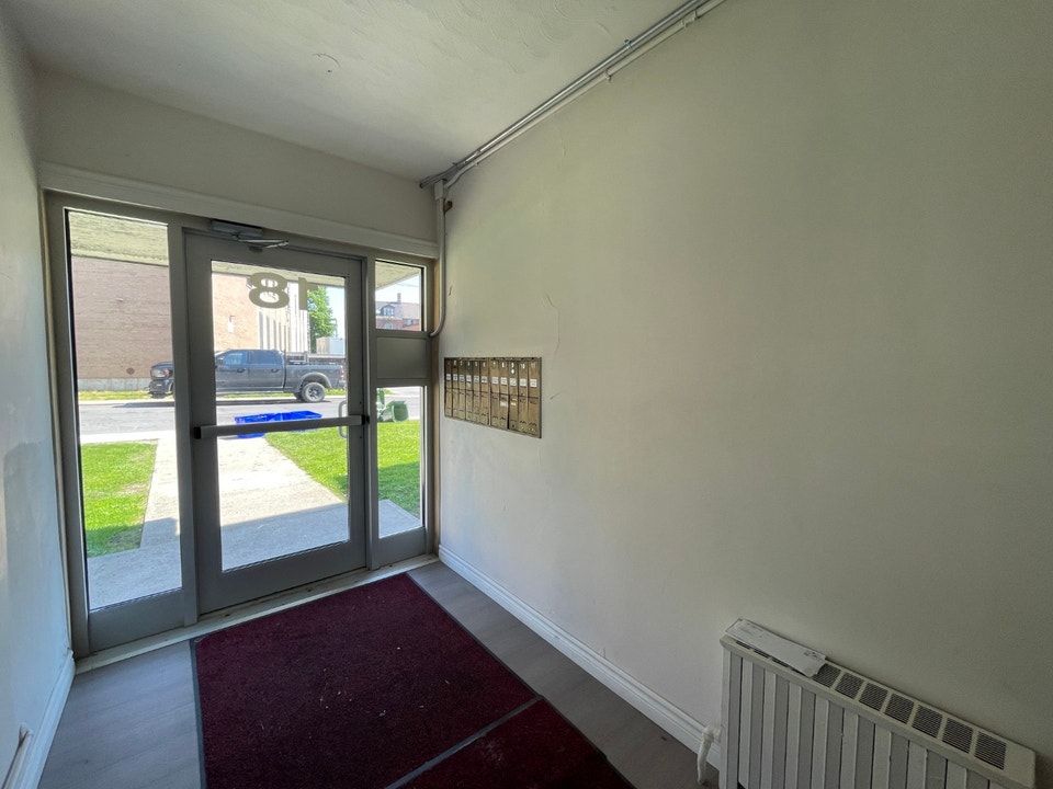 2 bed apartment w. balcony in prime location! 9-18 Garrett St 2