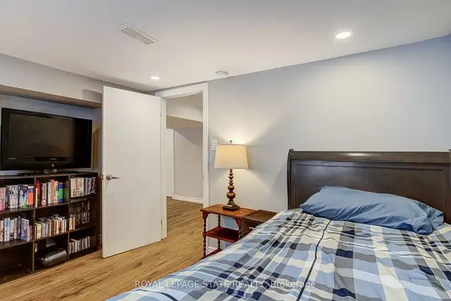 Tucked away on a quiet cour! in Houses for Sale in Hamilton - Image 4