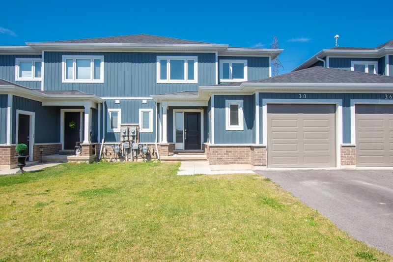 **ALL INCLUSIVE** STUNNING 3 BEDROOM MAIN UNIT IN WELLAND!! Long Term