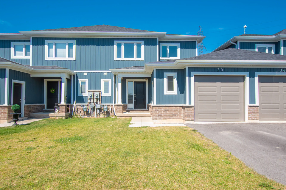 **ALL INCLUSIVE** STUNNING 3 BEDROOM MAIN UNIT IN WELLAND!! Long Term Rentals St. Catharines